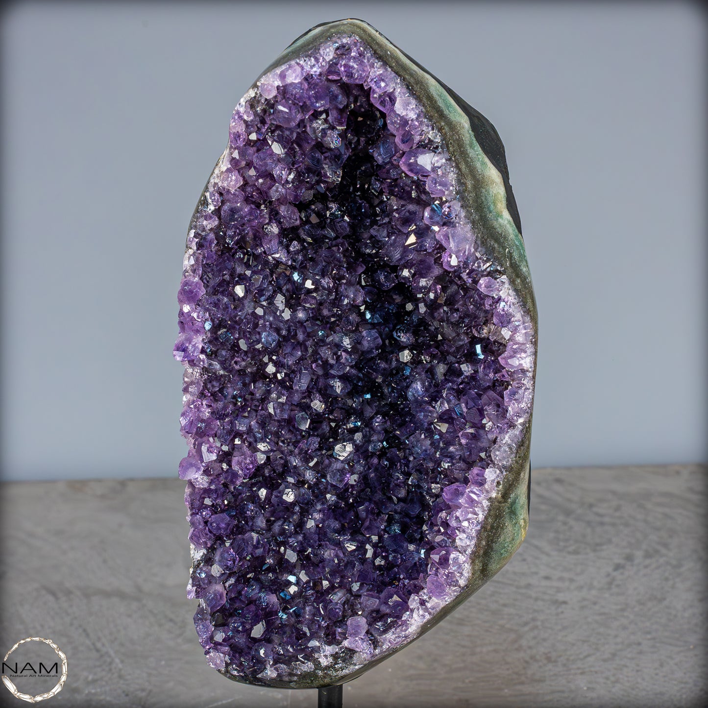 Natürliche Amethyst-Kristalle/Druse auf Ständer - 950,43g