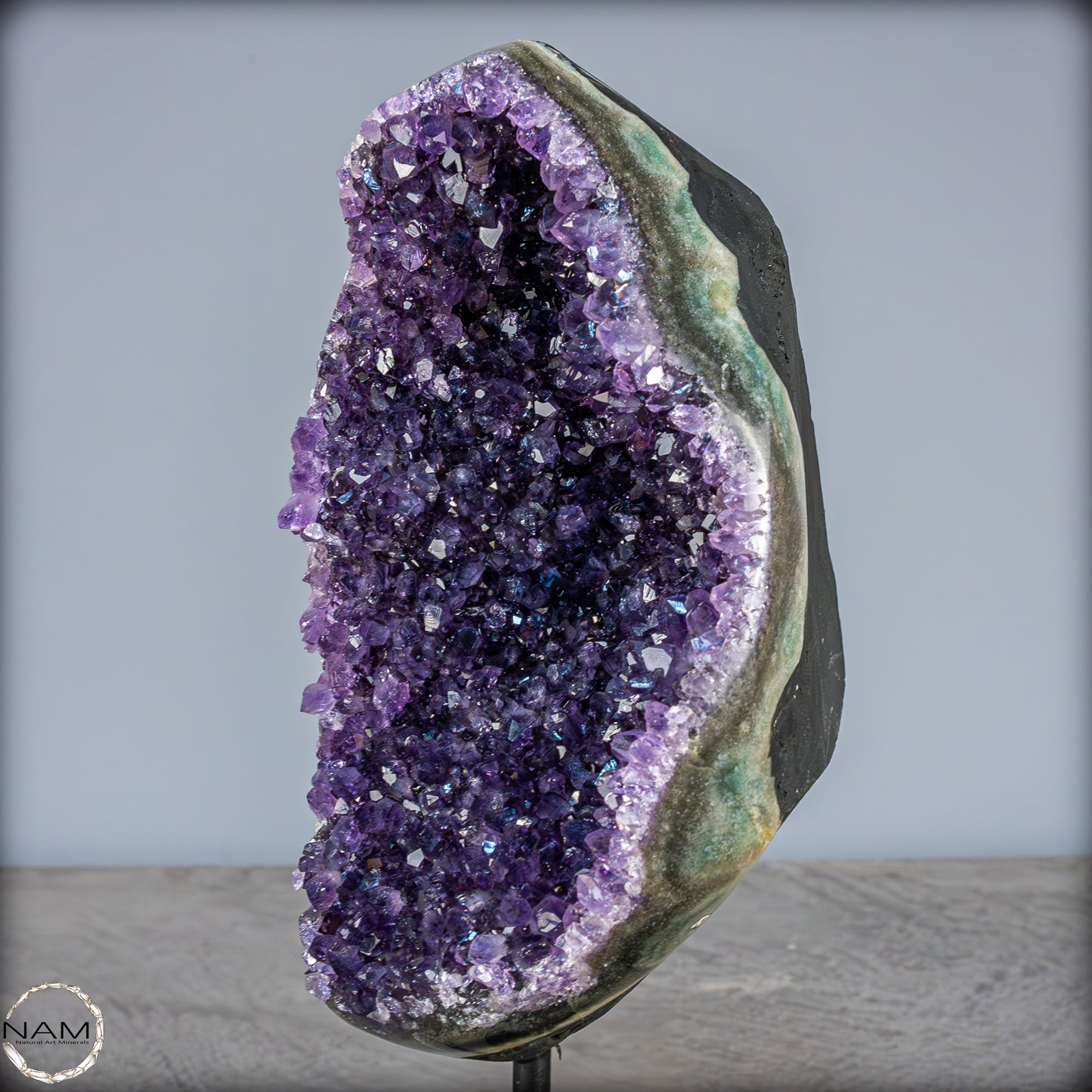 Natürliche Amethyst-Kristalle/Druse auf Ständer - 950,43g