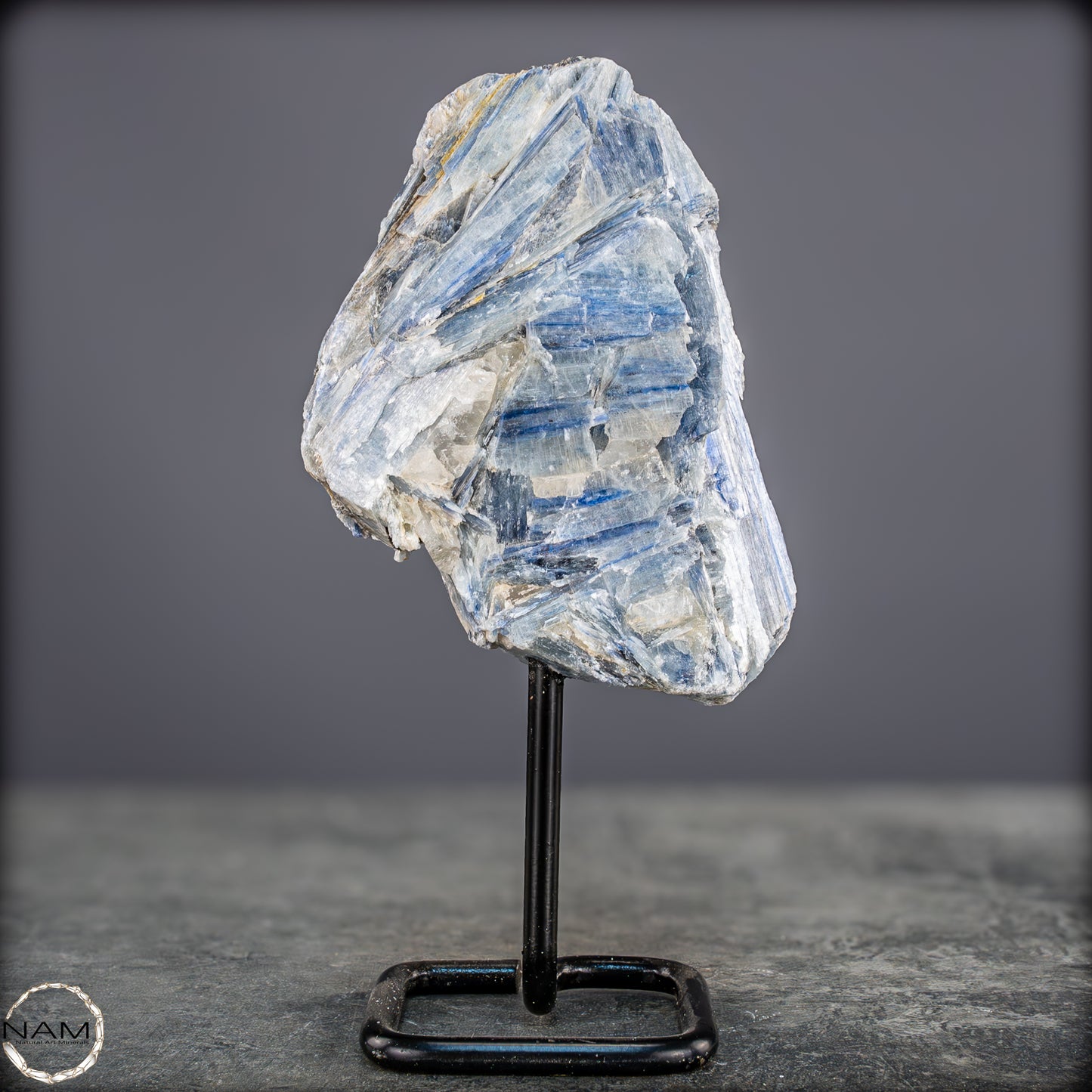 Natürlicher Kyanit-Kristall Cluster auf Ständer aus Brasilien - 558,85g