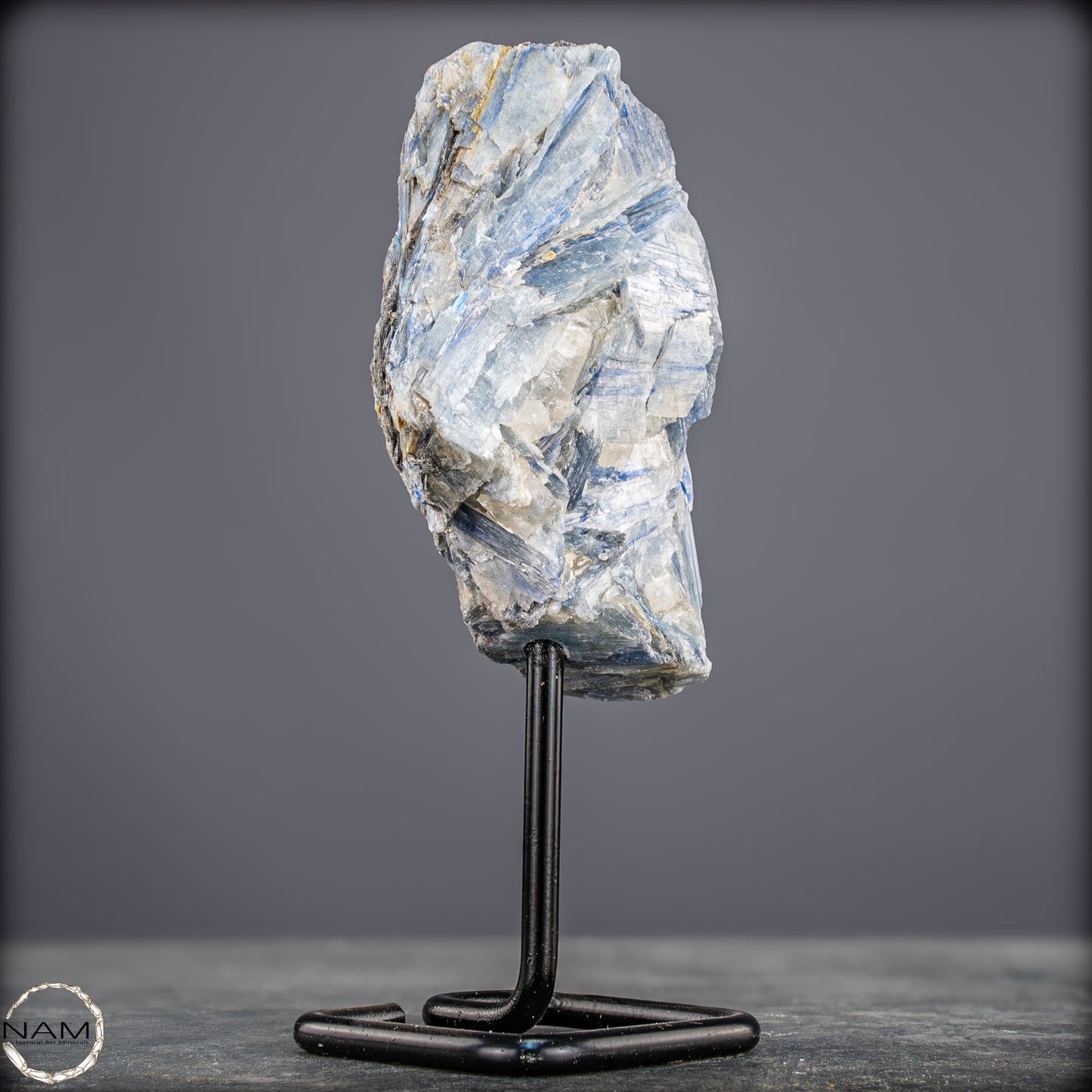 Natürlicher Kyanit-Kristall Cluster auf Ständer aus Brasilien - 558,85g