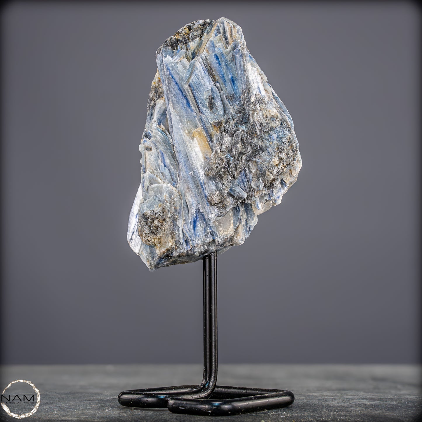 Natürlicher Kyanit-Kristall Cluster auf Ständer aus Brasilien - 558,85g