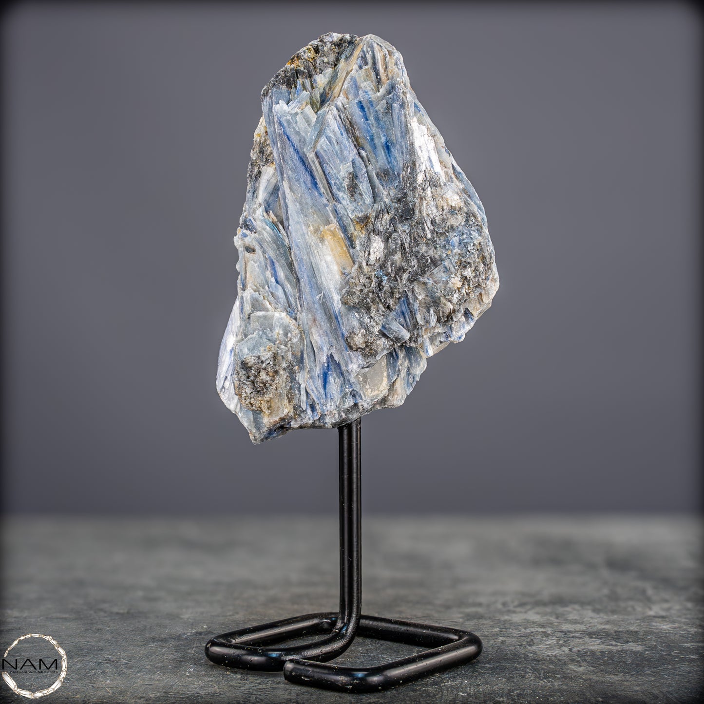 Natürlicher Kyanit-Kristall Cluster auf Ständer aus Brasilien - 558,85g