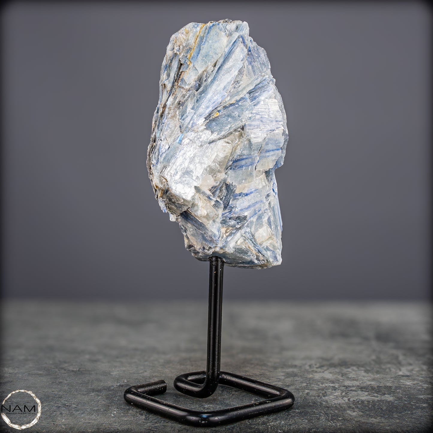 Natürlicher Kyanit-Kristall Cluster auf Ständer aus Brasilien - 558,85g