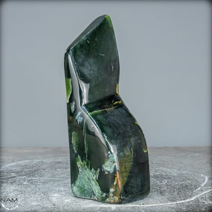Natürliche Jade-Nephrit Freiform aus Burma - 835,19g