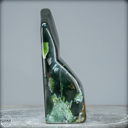 Natürliche Jade-Nephrit Freiform aus Burma - 835,19g