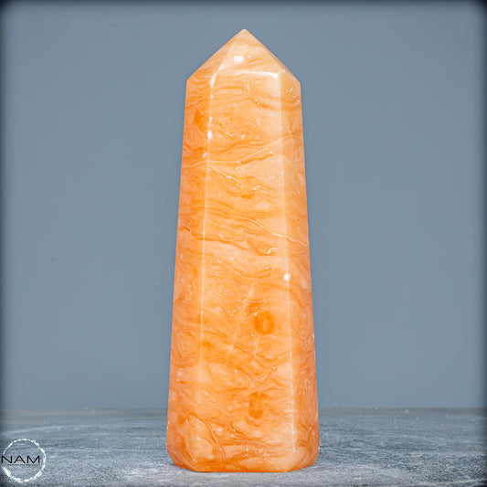 Natürlicher Orangencalcit Kristall-Obelisk - 681,49g