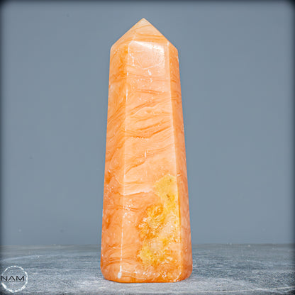 Natürlicher Orangencalcit Kristall-Obelisk - 681,49g