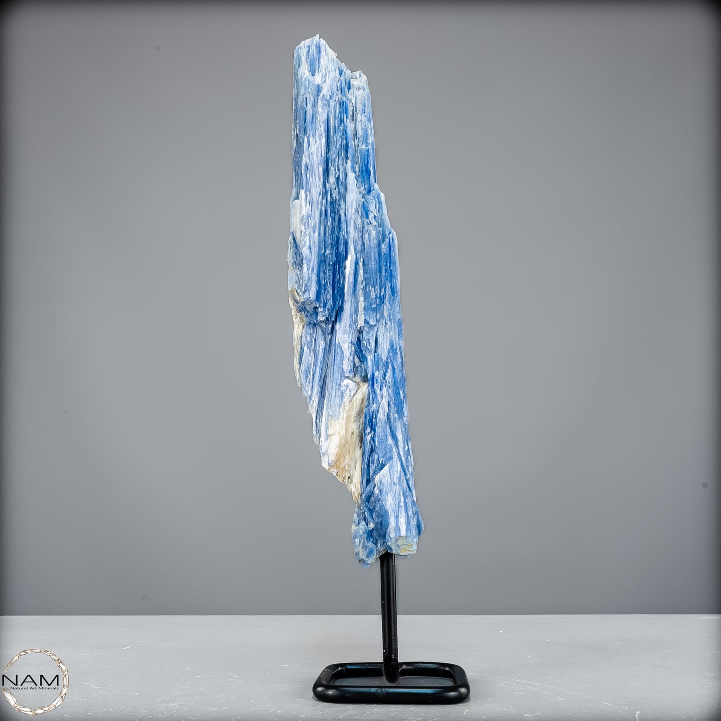 Natürlicher Kyanit-Kristall Cluster auf Ständer aus Brasilien - 596,16g