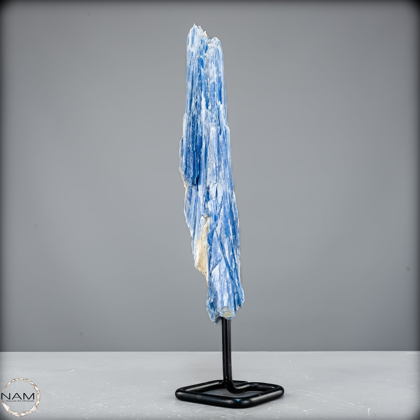 Natürlicher Kyanit-Kristall Cluster auf Ständer aus Brasilien - 596,16g