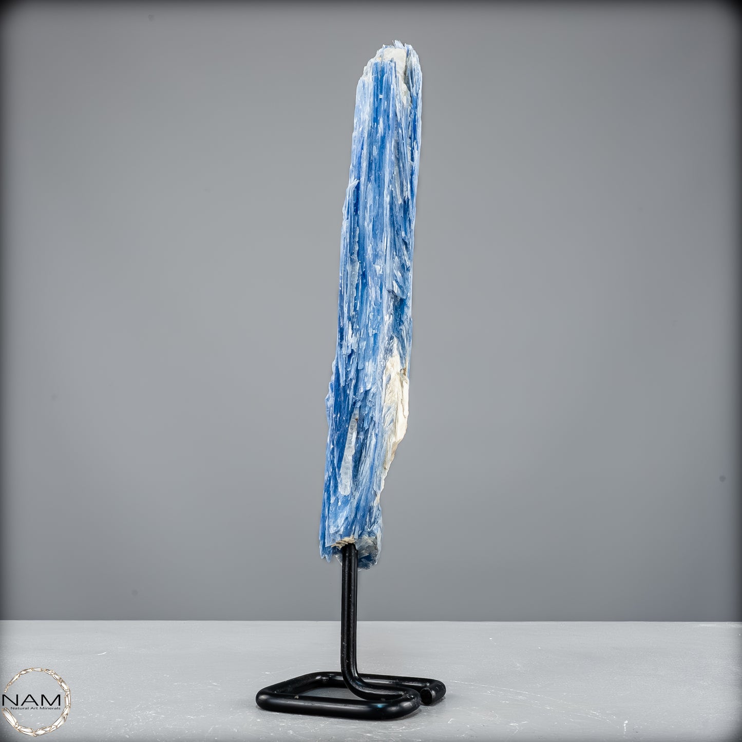 Natürlicher Kyanit-Kristall Cluster auf Ständer aus Brasilien - 596,16g