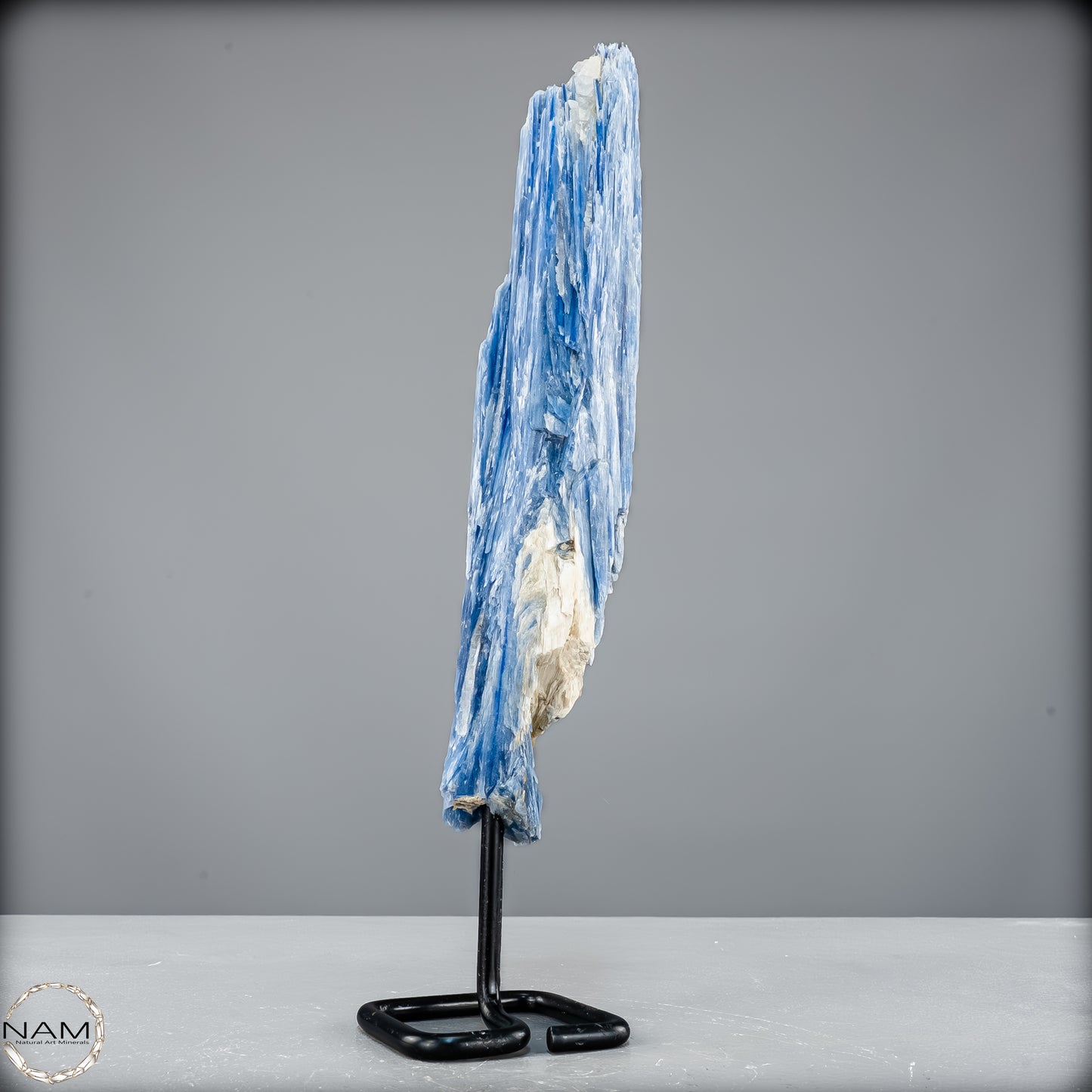 Natürlicher Kyanit-Kristall Cluster auf Ständer aus Brasilien - 596,16g
