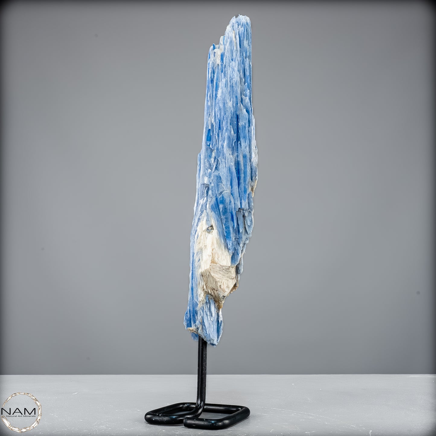 Natürlicher Kyanit-Kristall Cluster auf Ständer aus Brasilien - 596,16g