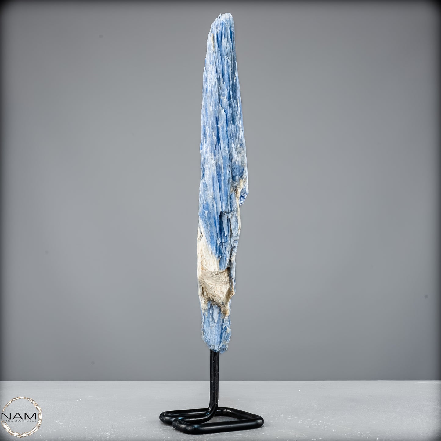 Natürlicher Kyanit-Kristall Cluster auf Ständer aus Brasilien - 596,16g