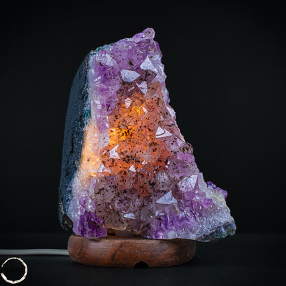 Amethyst-Lampe auf Holzständer – Kristallkunst – 2668,38g