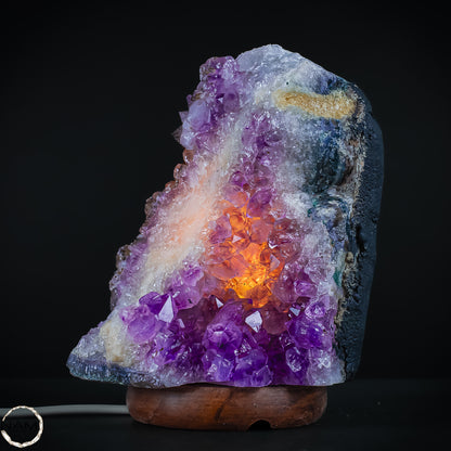 Amethyst-Lampe auf Holzständer – Kristallkunst – 2668,38g