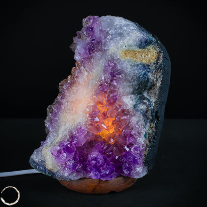Amethyst-Lampe auf Holzständer – Kristallkunst – 2668,38g