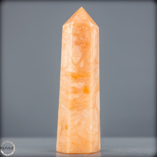 Natürlicher Orangencalcit Kristall-Obelisk - 653,57g
