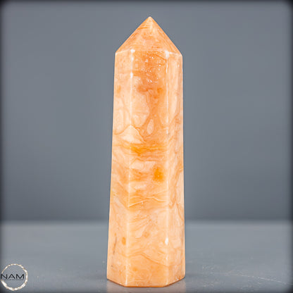 Natürlicher Orangencalcit Kristall-Obelisk - 653,57g