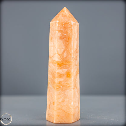 Natürlicher Orangencalcit Kristall-Obelisk - 653,57g