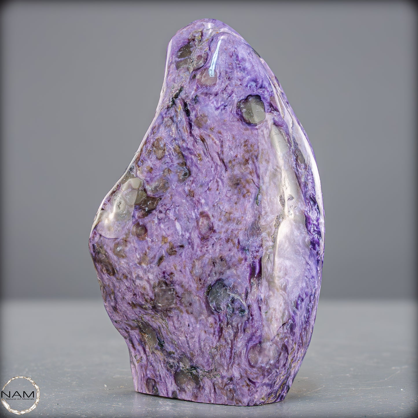 Natürliche seltene Freiform aus Charoit - 298,65g