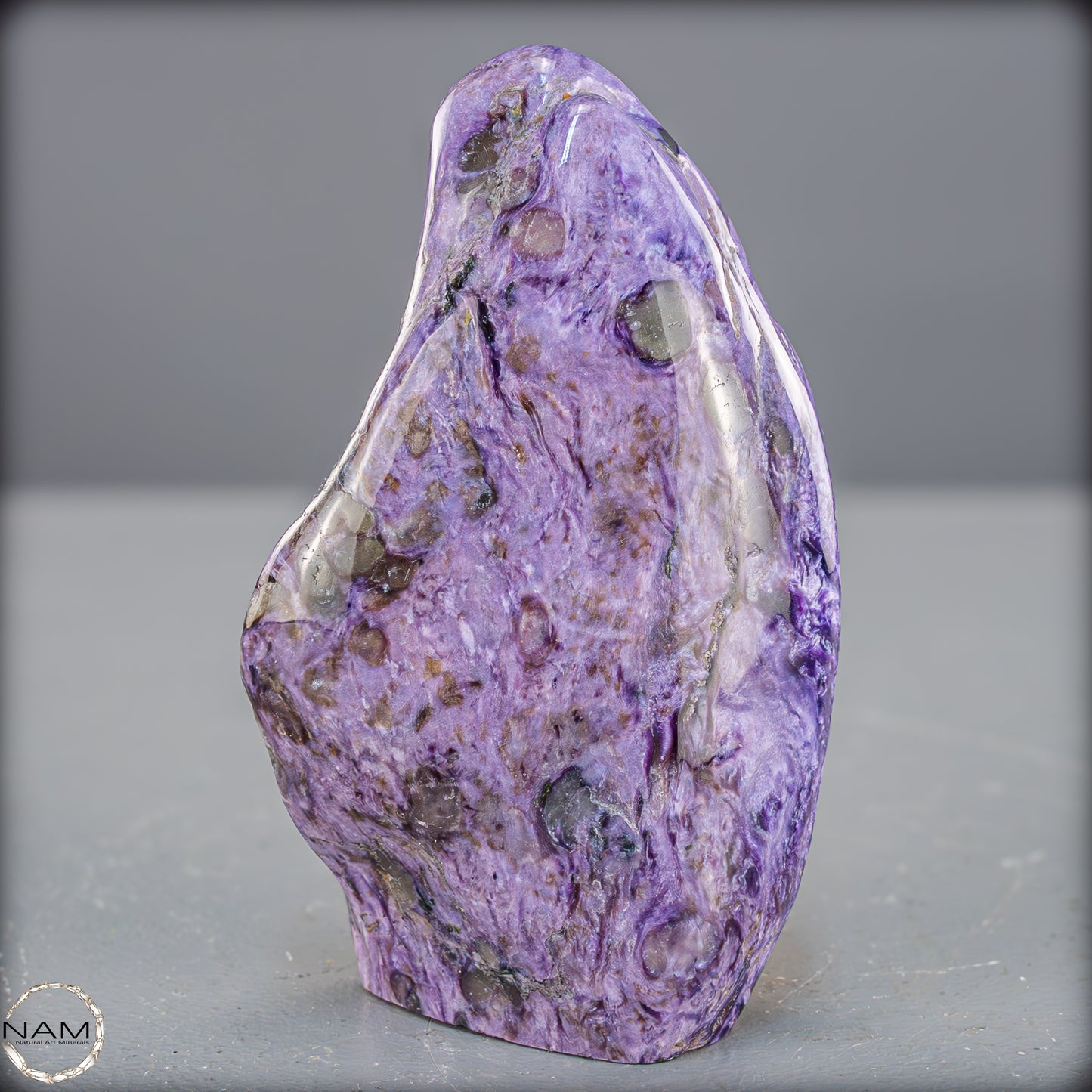 Natürliche seltene Freiform aus Charoit - 298,65g