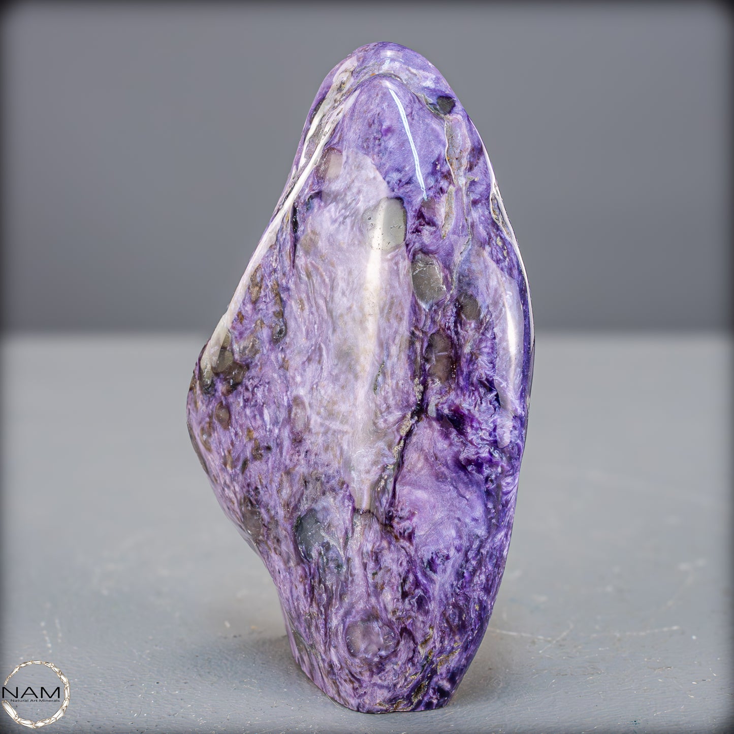 Natürliche seltene Freiform aus Charoit - 298,65g