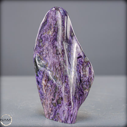 Natürliche seltene Freiform aus Charoit - 298,65g