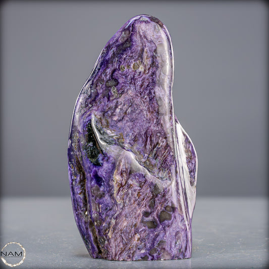 Natürliche seltene Freiform aus Charoit - 298,65g