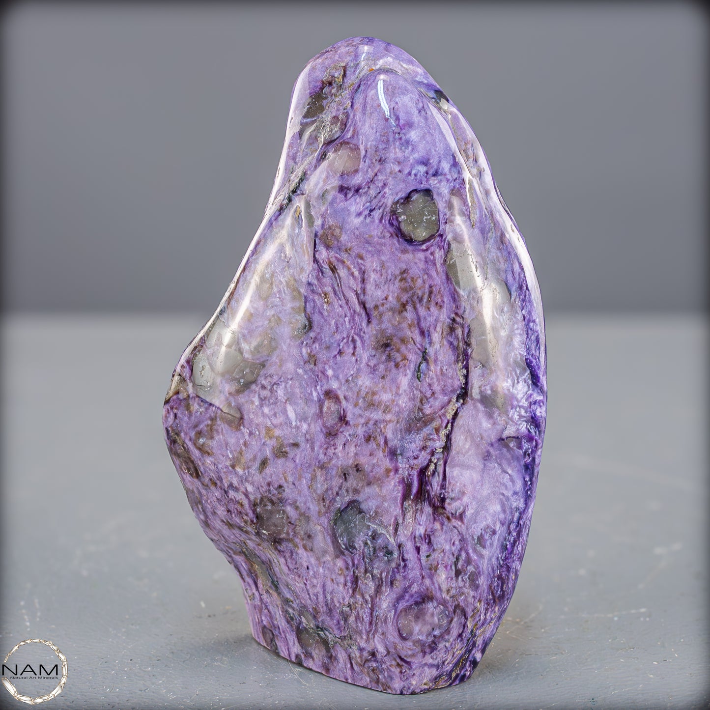 Natürliche seltene Freiform aus Charoit - 298,65g