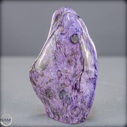 Natürliche seltene Freiform aus Charoit - 298,65g