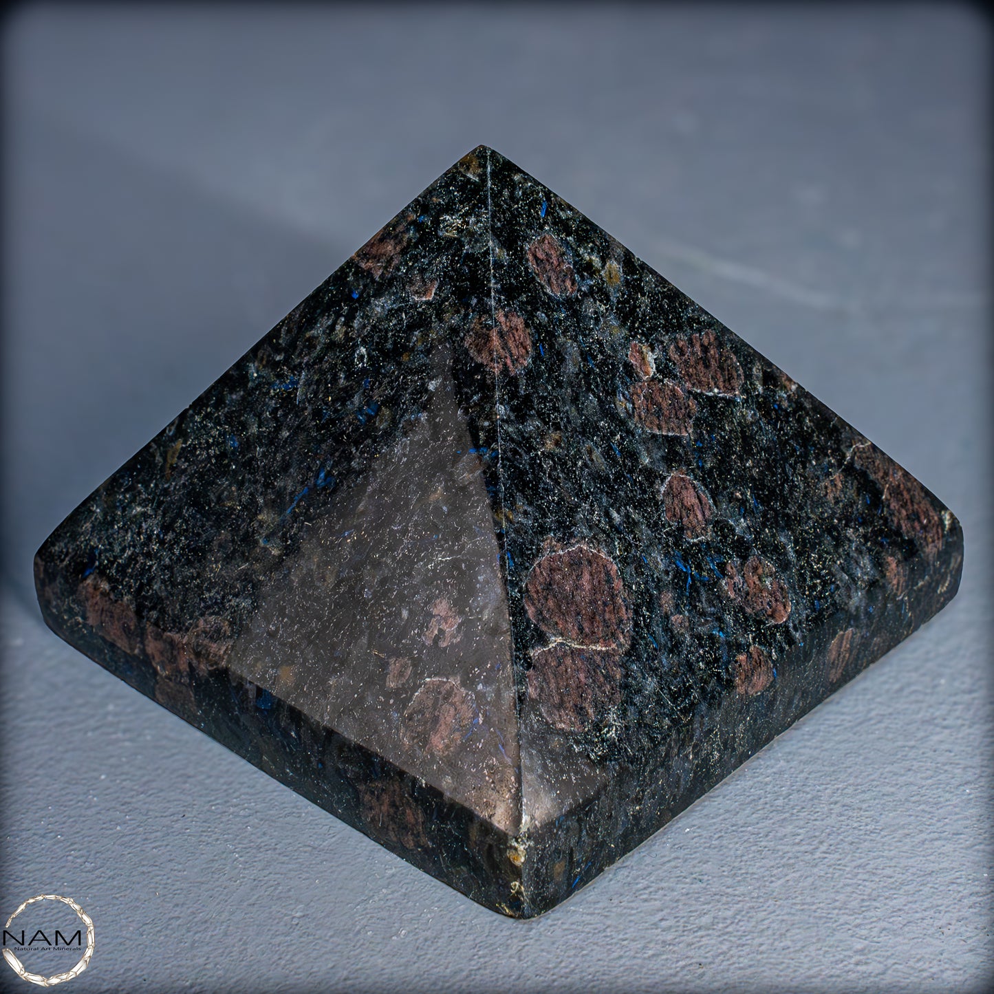 Natürliche Arfvedsonit und Granat-Kristall Pyramide, sehr selten - 654,19g