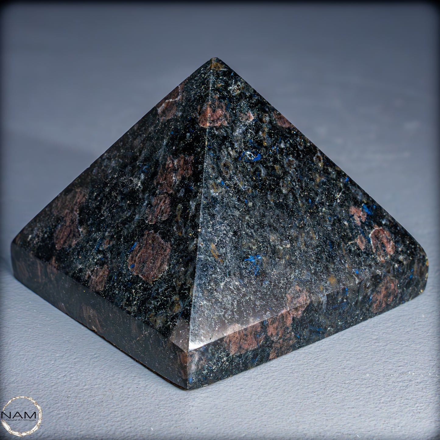 Natürliche Arfvedsonit und Granat-Kristall Pyramide, sehr selten - 654,19g