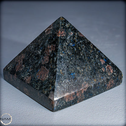 Natürliche Arfvedsonit und Granat-Kristall Pyramide, sehr selten - 654,19g