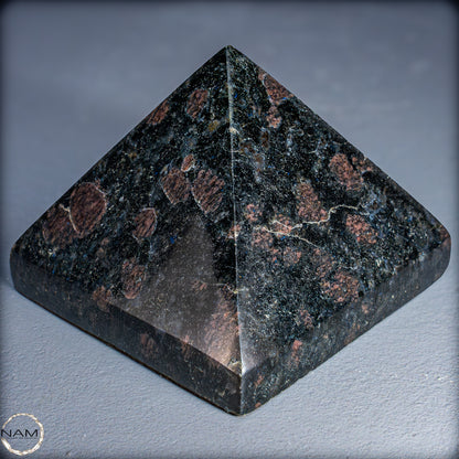 Natürliche Arfvedsonit und Granat-Kristall Pyramide, sehr selten - 654,19g