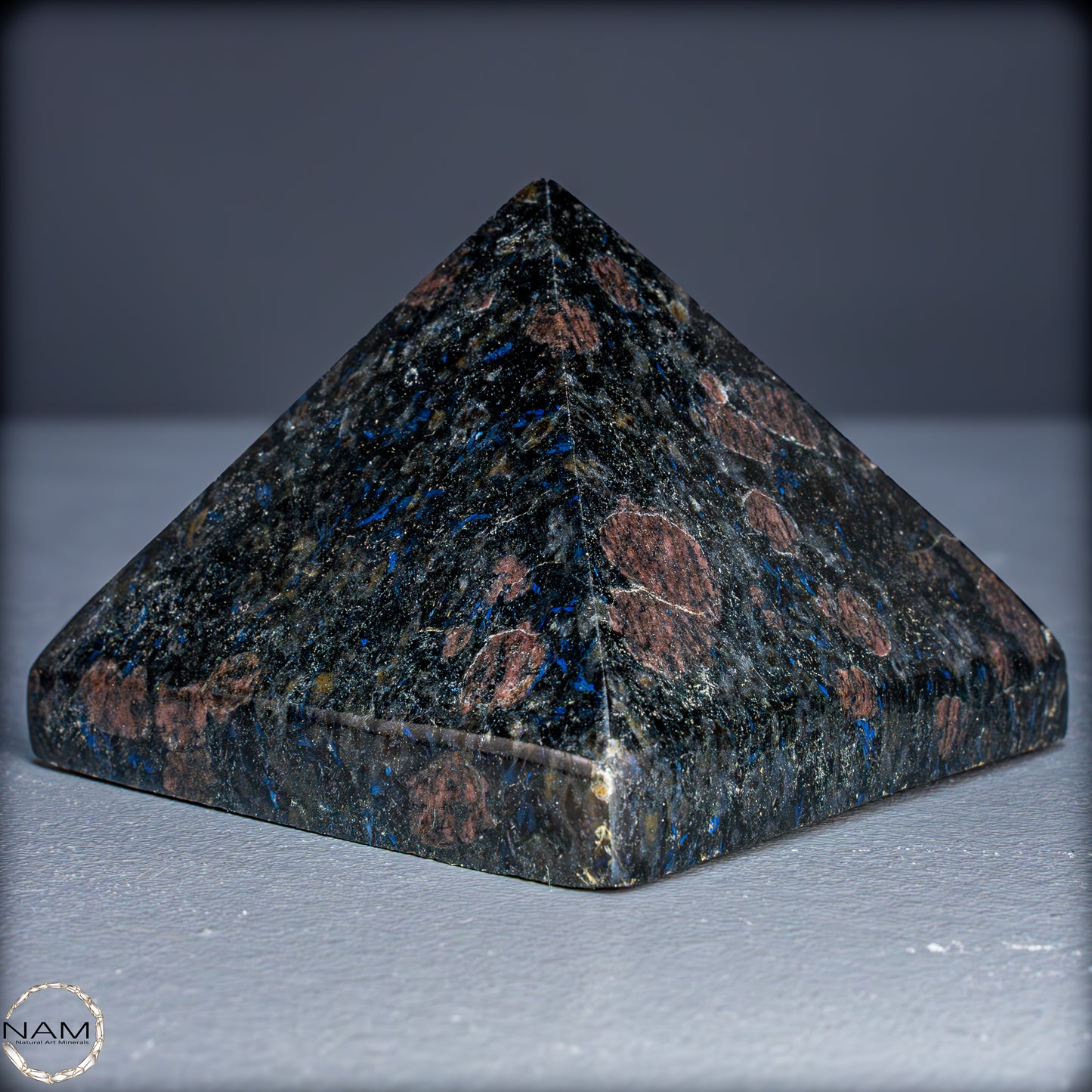 Natürliche Arfvedsonit und Granat-Kristall Pyramide, sehr selten - 654,19g