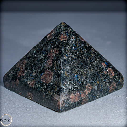 Natürliche Arfvedsonit und Granat-Kristall Pyramide, sehr selten - 654,19g