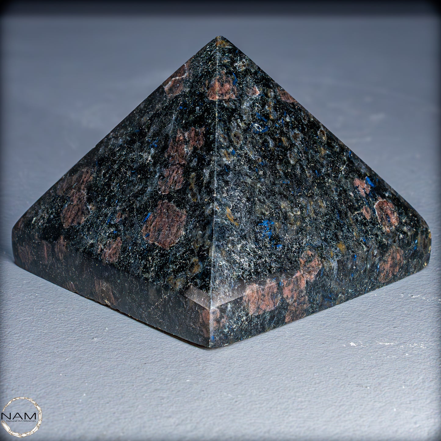 Natürliche Arfvedsonit und Granat-Kristall Pyramide, sehr selten - 654,19g