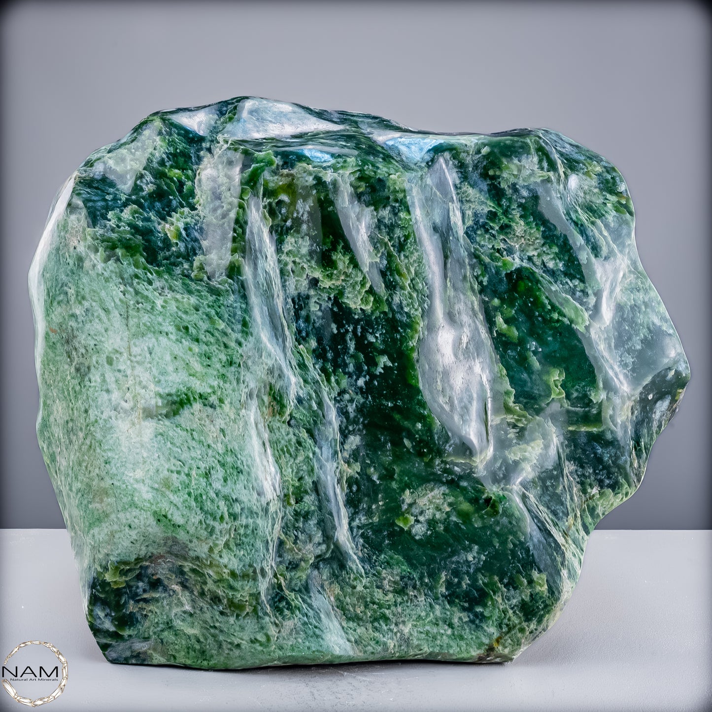 Natürliche Hochwertige Jade-Nephrit Freiform- 27136.82 g