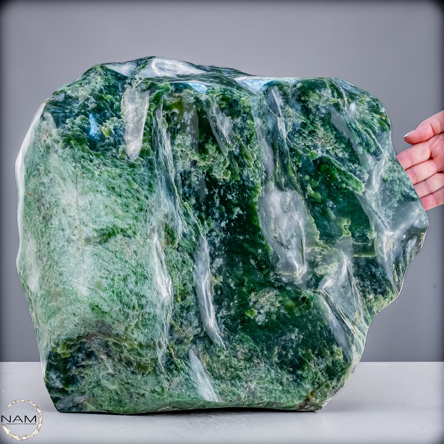 Natürliche Hochwertige Jade-Nephrit Freiform- 27136.82 g