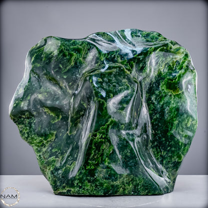 Natürliche Hochwertige Jade-Nephrit Freiform- 27136.82 g