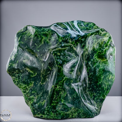 Natürliche Hochwertige Jade-Nephrit Freiform- 27136.82 g