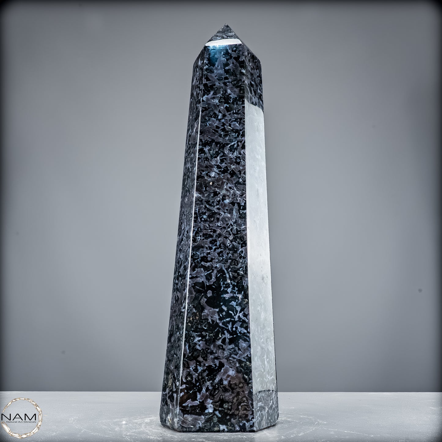 Natürlicher Merlinit (Gabbro) Kristall Obelisk - 5846,12 g