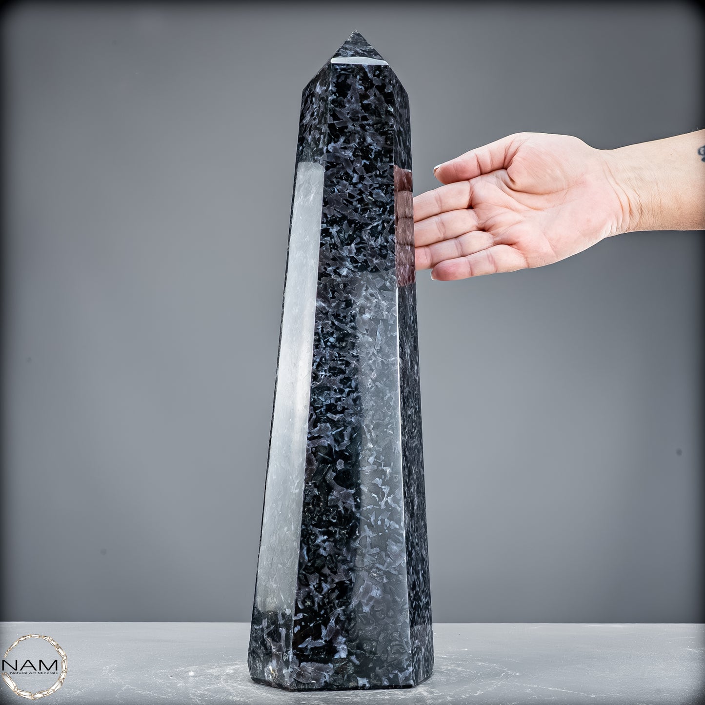 Natürlicher Merlinit (Gabbro) Kristall Obelisk - 5846,12 g