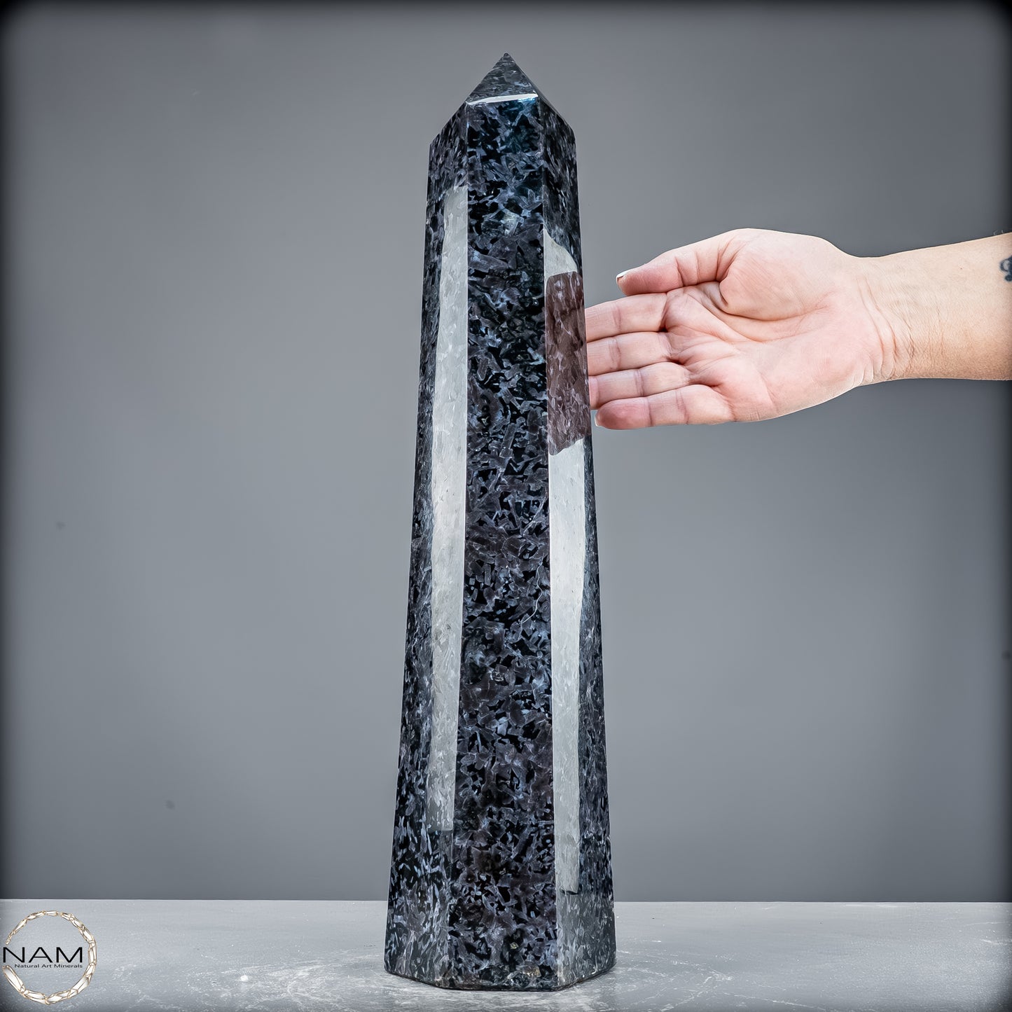 Natürlicher Merlinit (Gabbro) Kristall Obelisk - 5846,12 g