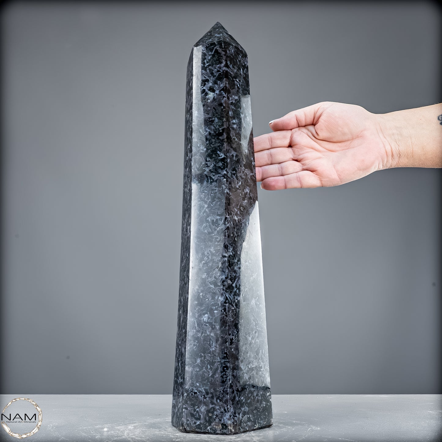 Natürlicher Merlinit (Gabbro) Kristall Obelisk - 5846,12 g