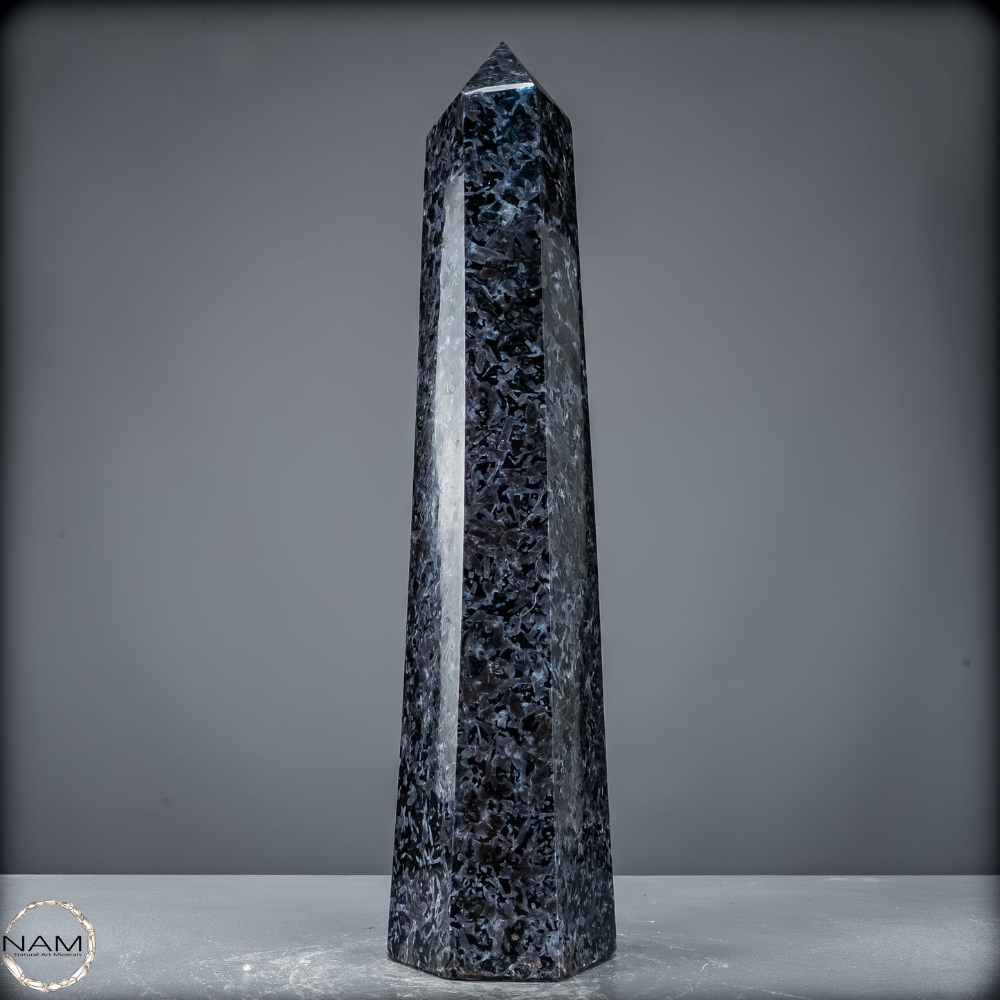 Natürlicher Merlinit (Gabbro) Kristall Obelisk - 5846,12 g