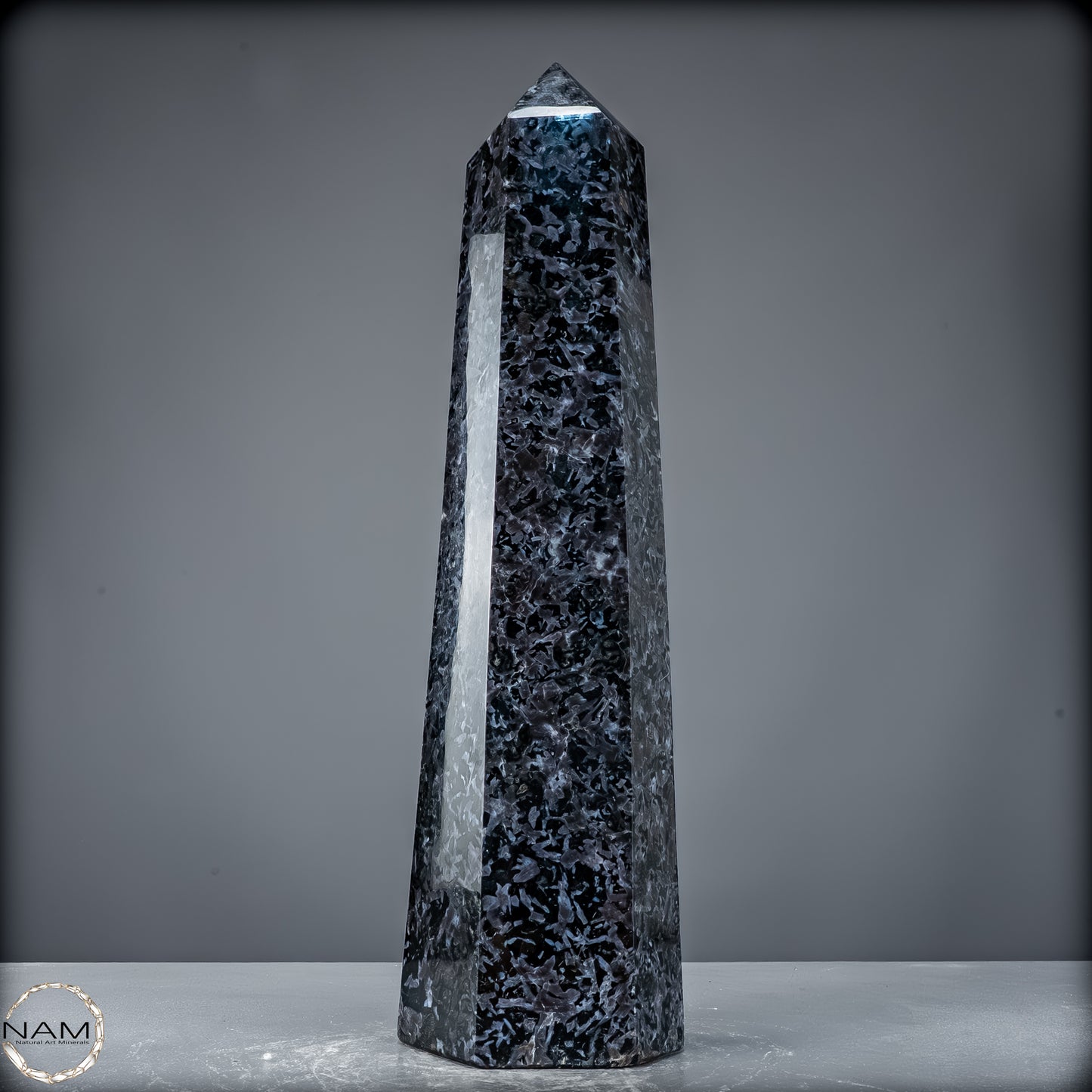 Natürlicher Merlinit (Gabbro) Kristall Obelisk - 5846,12 g