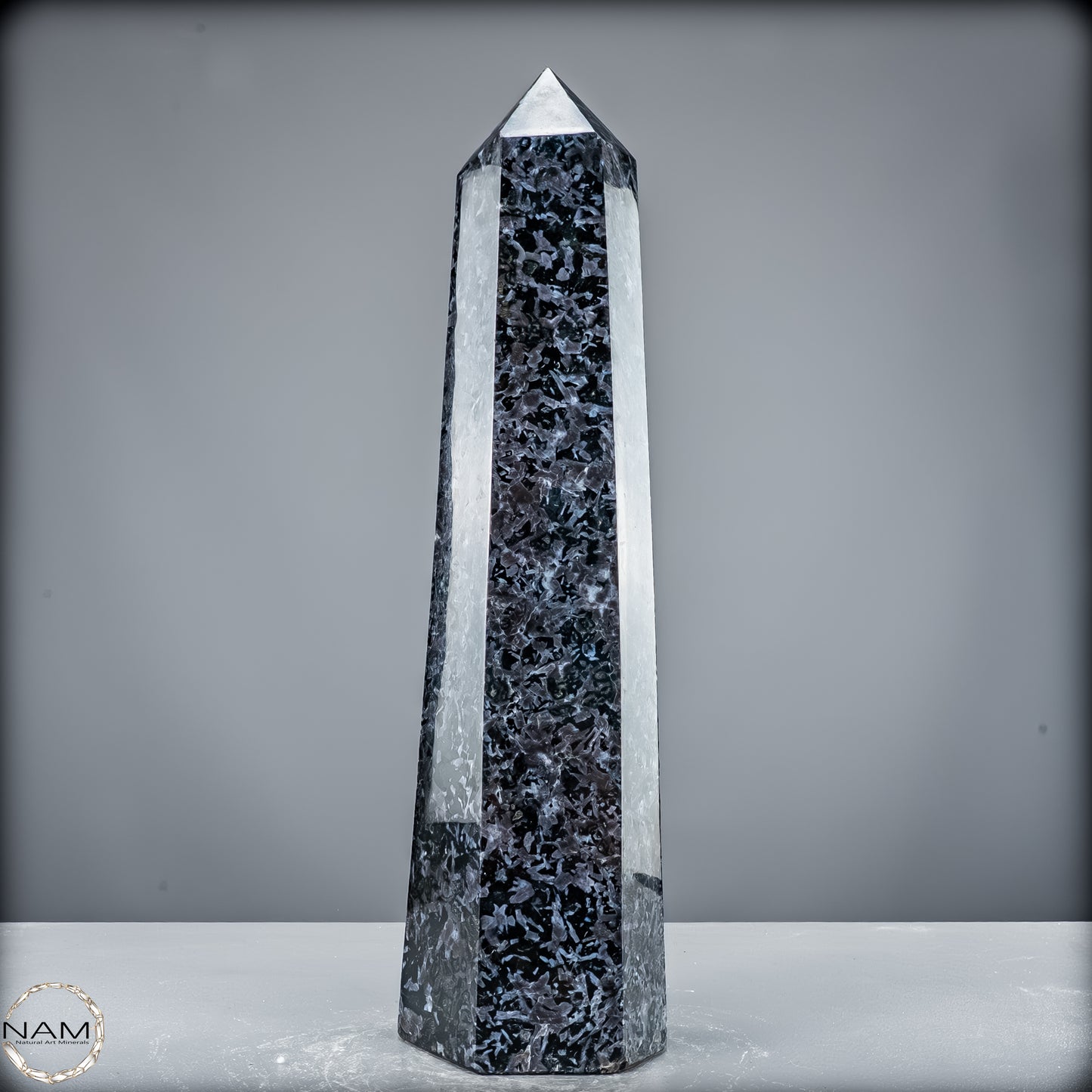 Natürlicher Merlinit (Gabbro) Kristall Obelisk - 5846,12 g