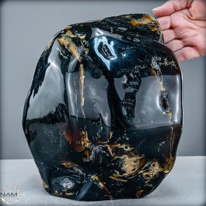 Naturlicher Großer Blau-Roter Bernstein aus Indonesien auf Ständer - 4107,23 g