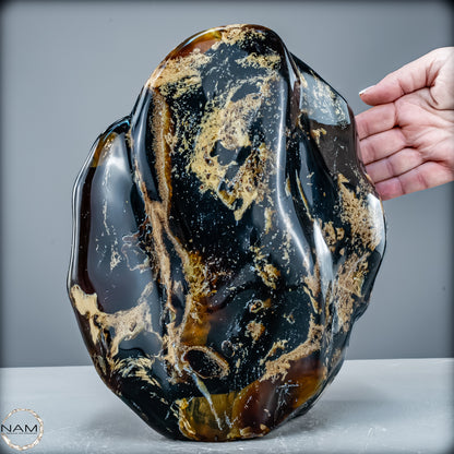 Naturlicher Großer Blau-Roter Bernstein aus Indonesien auf Ständer - 4107,23 g